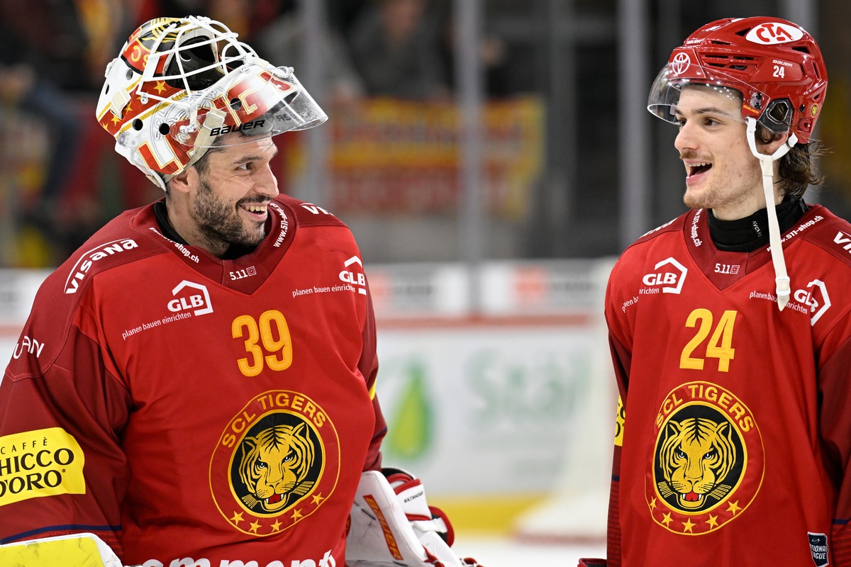 Tigers Goalie Luca Boltshauser, links, und Noah Meier, freuen sich nach dem Eishockey-Qualifikationsspiel der National League, zwischen den SCL Tigers und dem HC Fribourg-Gotteron, am Mittwoch, 28. Ok ...