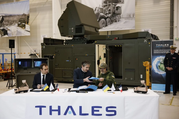 Der ukrainische Verteidigungsminister Oleksii Rezniknov (rechts) unterschreibt in Limours bei Paris den Vertrag zum Kauf eines «Ground Master 200 Radarsystems». (Bild: 1. Februar 2023, Paris).