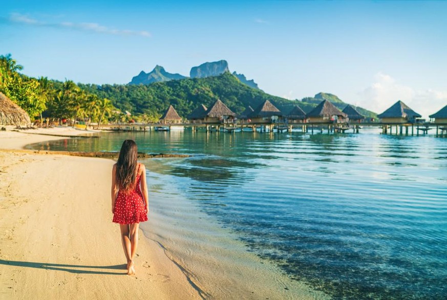 Nein, das ist nicht die glückliche Gewinnerin, sondern das erste Bild, dass bei der Stockbild-Suche nach «Tahiti woman beach» rauskommt.