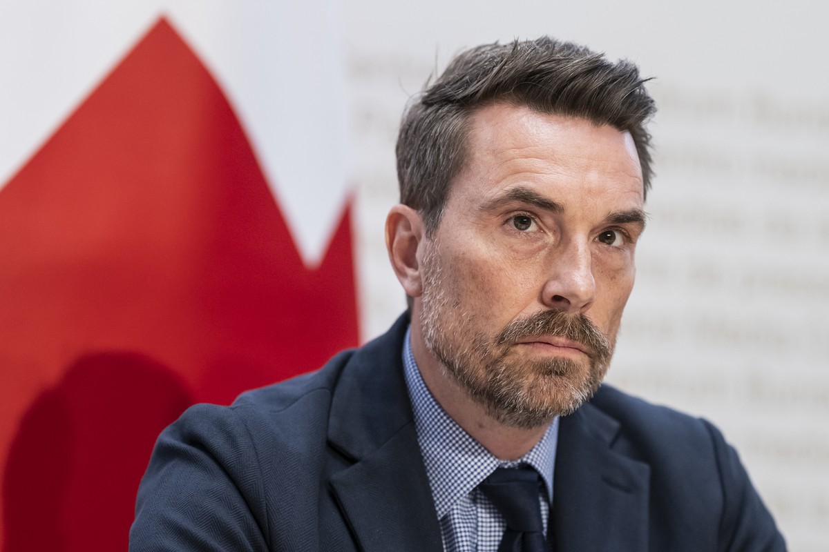 Serge Bavaud, Chef des Krisenmanagement-Zentrum im Eidgenoessischen Departement fuer auswaertige Angelegenheiten EDA, nimmt an der Medienkonferenz des Bundesrates ueber die Situation in Nahost teil, i ...