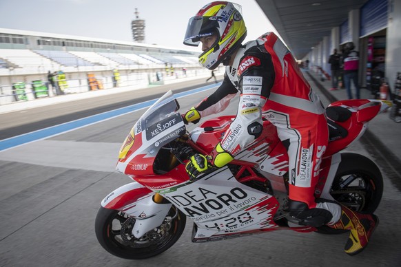 Der Schweizer Moto GP2 Motorradrennfahrer Dominique Aegerter, vom MV Agusta Forward Racing Teams, faehrt aus der Box, anlaesslich der offiziellen Moto GP 2 Testtage, auf der Rennstrecke in Jerez, Span ...