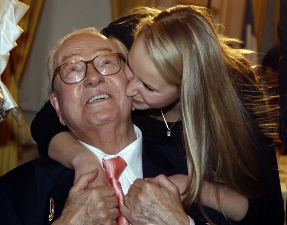 Jean-Marie Le Pen (links) verzichtet, portiert dafür aber seine Enkelin&nbsp;Marion Maréchal-Le Pen (rechts), die deutlich radikaler ist als ihre Tante Marine Le Pen.