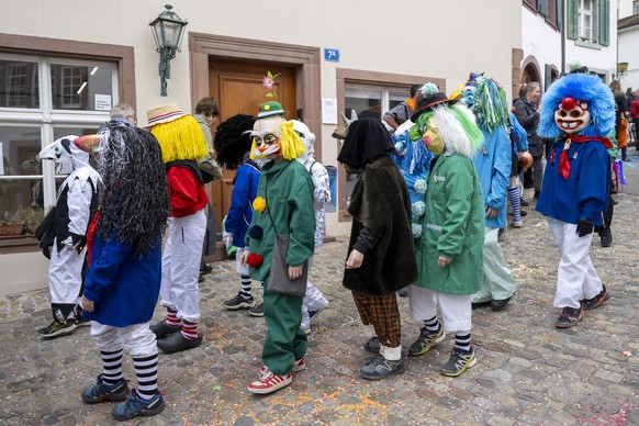 Kleine Fasnaechtler an der Kinderfasnacht in Basel, am Dienstag, 11. Maerz 2025. Am zweiten der drey scheenschte Daeaeg ueben sich die Binggis (Kinder) begleitet von Erwachsenen in der Pflege der Trad ...