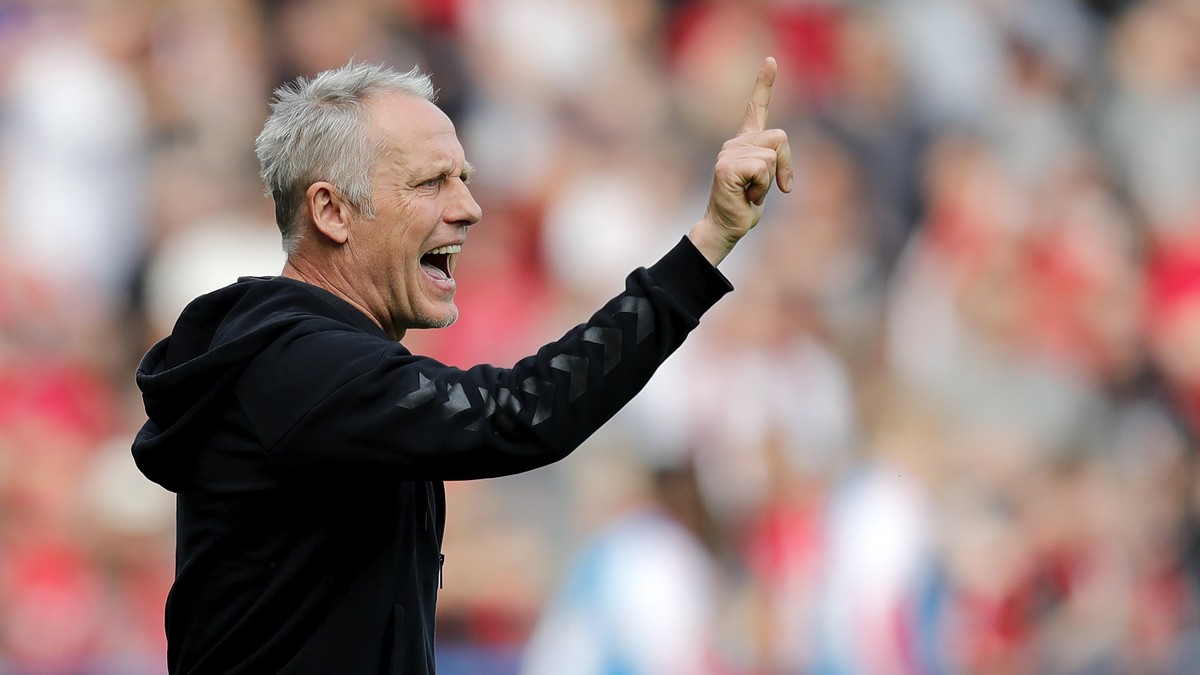 epa06699031 Freiburg's head coach Christian Streich reacts during the German Bundesliga soccer match between SC Freiburg and FC Cologne in Freiburg, Germany, 28 April 2018. EPA/RONALD WITTEK (EMB ...