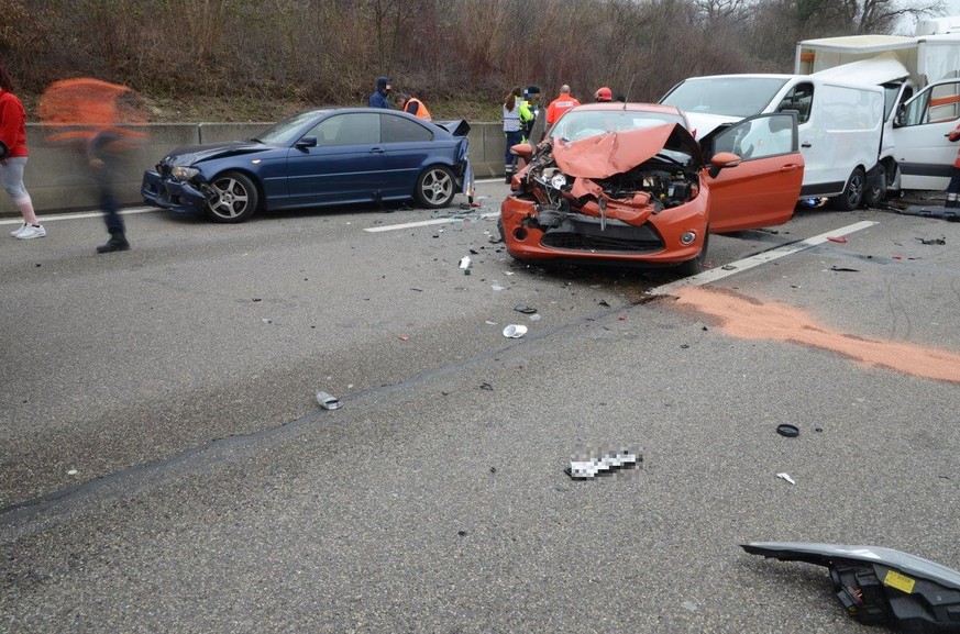 Auffahrkollision mit sechs beteiligten Fahrzeugen: fünf Personen verletzt


Muttenz BL/Autobahn A2. Auf der Autobahn A2, zwischen dem Schweizerhallentunnel und der Verzweigung Hagnau, in Fahrtrichtung ...