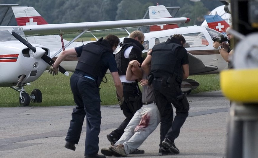 Polizisten der Sondereinheit Enzian bei einer Notfallübung auf dem Flugplatz Bern-Belp. Die Berner Sondereinheit wurde 1972 gegründet.