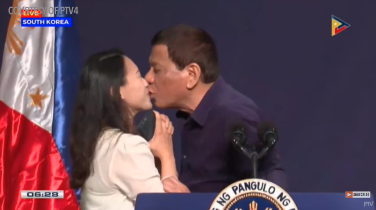 Der philippinische Präsident Rodrigo Duterte küsst vor laufender Kamera eine Frau auf den Mund.