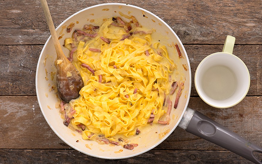 fettuccine alla papalina con panna e prosciutto cotto crudo schinken rahm pasta italien essen food http://www.agrodolce.it/ricette/fettuccine-alla-papalina/