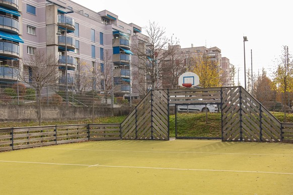 Das Fussball- und Basketballspielfeld im Lausanner Quartier Eterpeys.