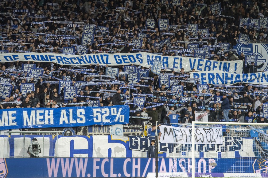 Die Fans Protestieren mit 52 Transparenten gegen die Plaene des Mehrheitsaktionaers Bernhard Alpstaeg beim Super League Meisterschaftsspiel zwischen dem FC Luzern und dem FC Lugano vom Samstag, 22. Ok ...