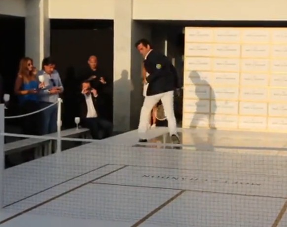 Roger Federer auch im edlen Zwirn mit einem Tweener.