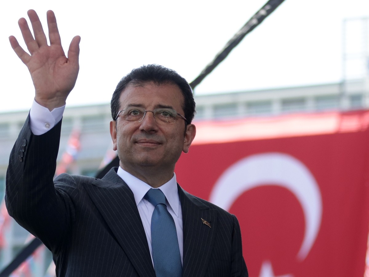 epa11350148 Istanbul Mayor Ekrem Imamoglu attends the Republican People's Party (CHP) rally in support of teachers' rights in Istanbul, Turkey, 18 May 2024. According to the findings of the  ...