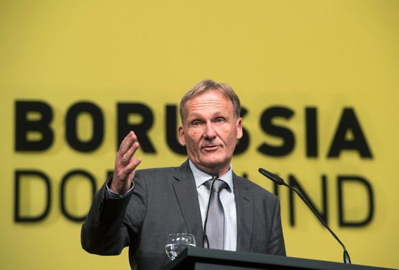 epa05639437 BVB chairman Hans-Joachim Watzke speaks during the members assembly of Borussia Dortmund in Dortmund, Germany, 20 November 2016. EPA/BERND THISSEN