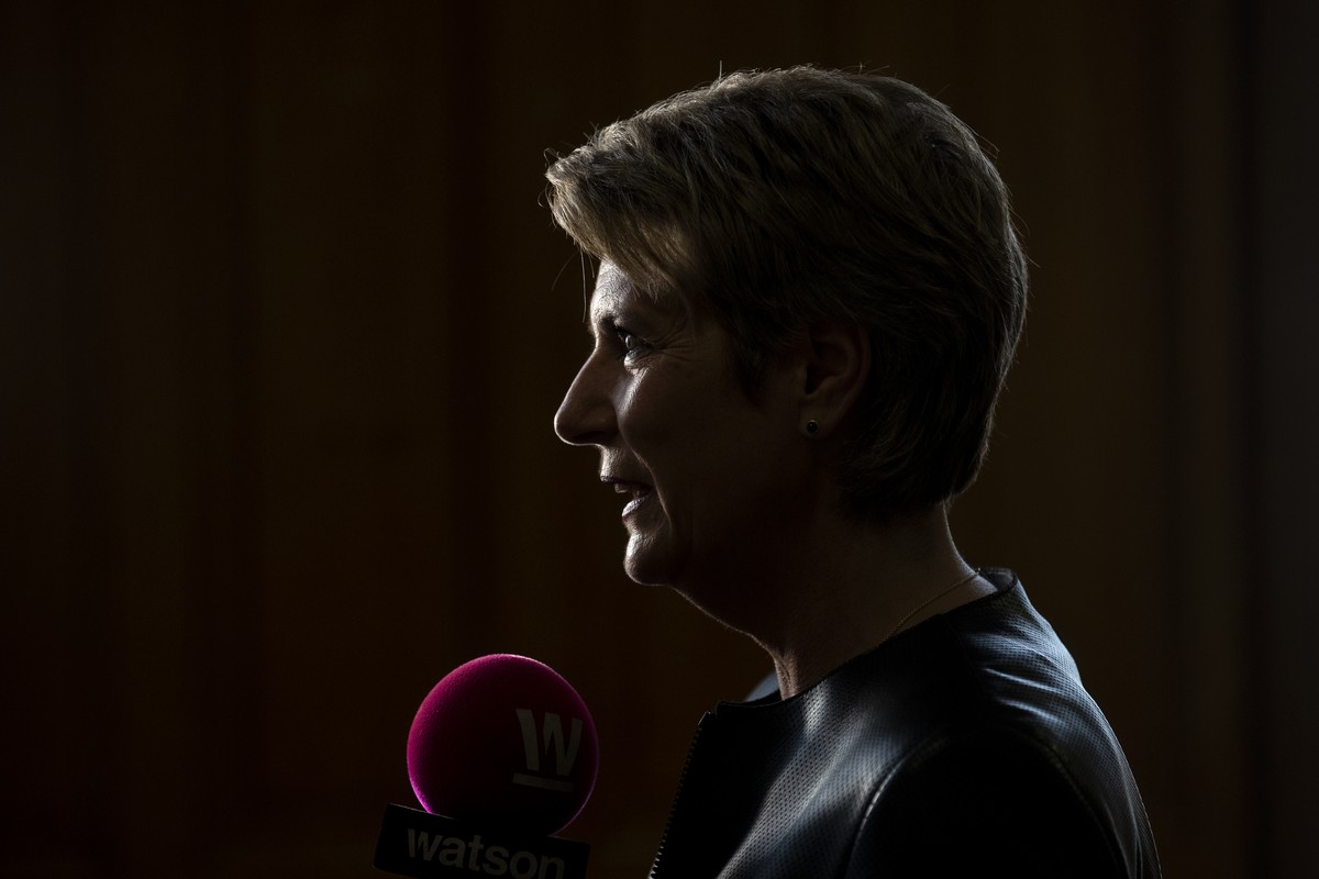 Bundesraetin Karin Keller-Sutter waehrend einem Interview nach der Pressekonferenz ueber die Terrorismus-Bekaempfung im Kanton Zuerich, am Montag, 17. Mai 2021, in Zuerich. (KEYSTONE/Alexandra Wey)