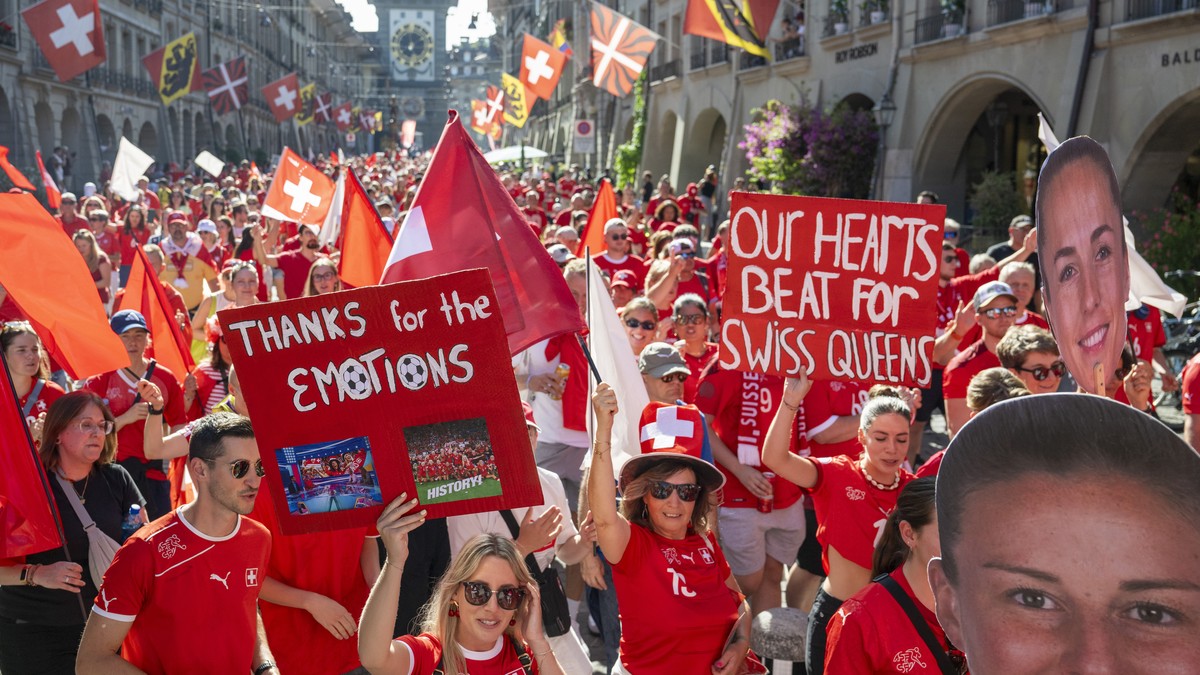 25-000-Fans-marschieren-durch-Bern-und-knacken-EM-Rekord-die-besten-Bilder-und-Videos
