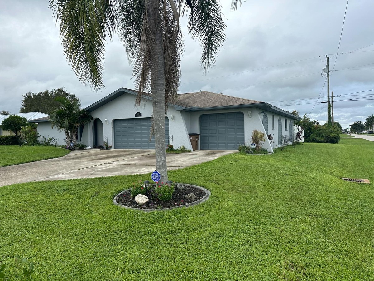 La maison de Dave Elias, à Cape Coral, au sud-ouest de la Floride. Les grands pans gris tout autour de la propriété sont des fenêtres anti-ouragan.