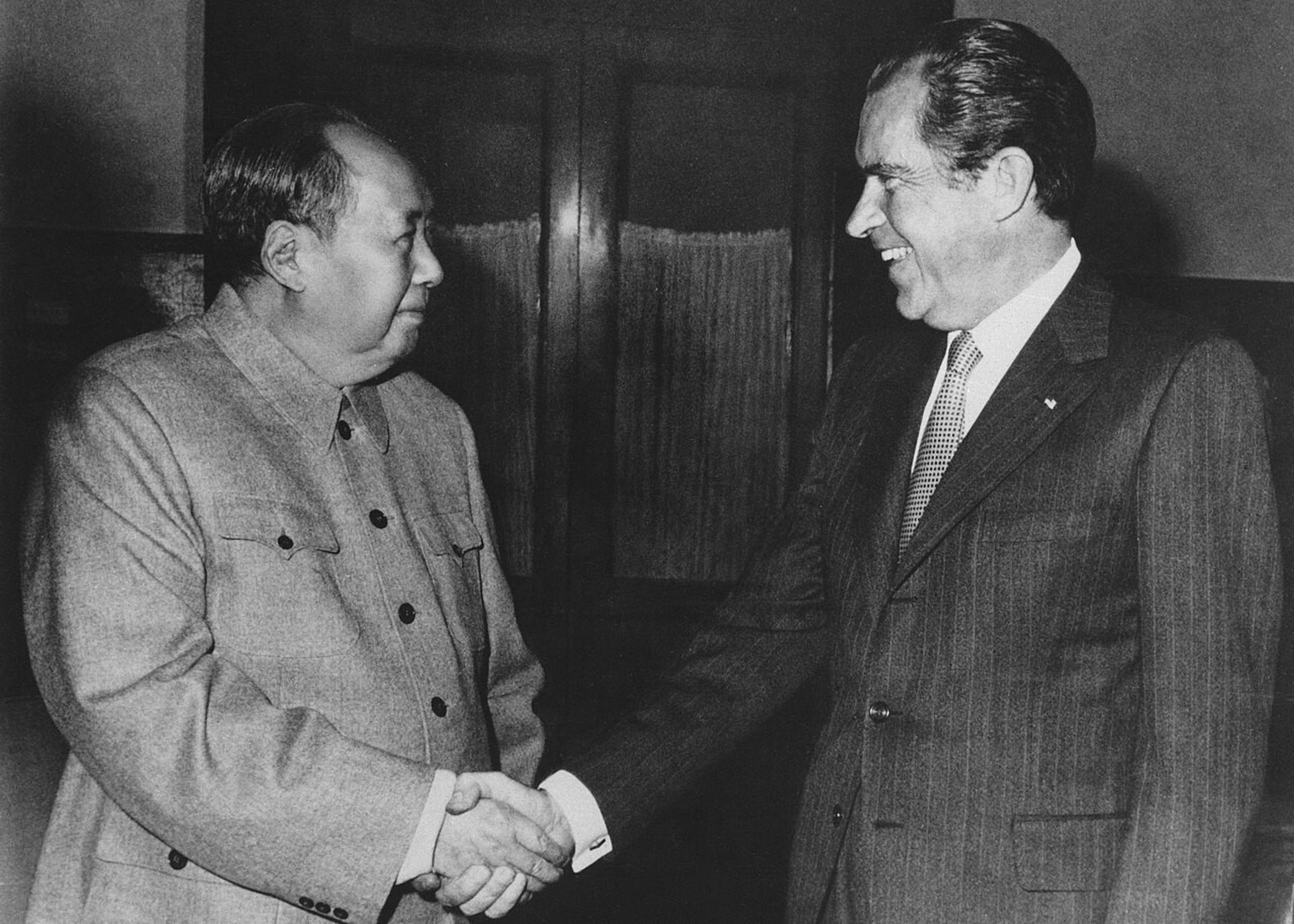 US-Präsident Richard Nixon besucht 1972 China. Links Mao Zedong.
https://en.wikipedia.org/wiki/Sino-Soviet_split#/media/File:President_Richard_Nixon_and_Mao_Zedong.jpg