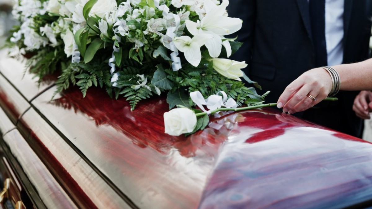 -Trauriger-Alltag-Floristen-verkaufen-wegen-Hitzetoter-mehr-Blumen