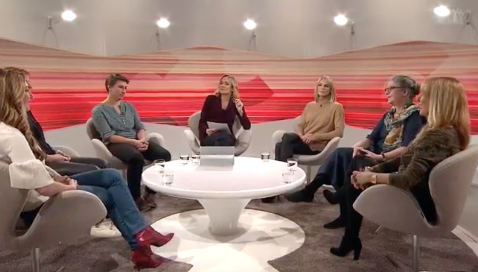 Barbara Lüthi (Mitte) diskutiert mit sechs Frauen (v. l. n. r. Tamara Wernli, Caroline Fux, Manuela Barmettler, Stéphanie Berger, Ina Praetorius&nbsp;und Vera Dillier über die Männer in der Krise.&nbs ...