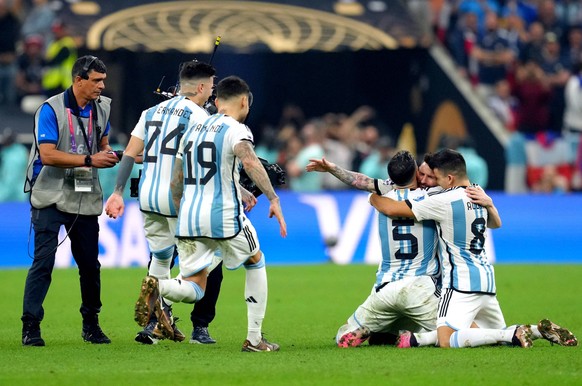 Argentina v France - FIFA World Cup, WM, Weltmeisterschaft, Fussball 2022 - Final - Lusail Stadium Argentina players celebrate winning the FIFA World Cup final following the penalty shoot-out at Lusai ...