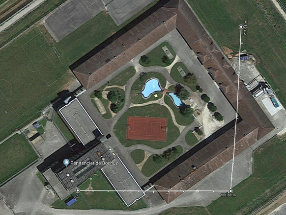 Distanz von der Wiese zum Gefängnis: 100 Meter. Ein Satellitenbild inklusive Vermessungen der Waadtländer Strafanstalt in Orbe.