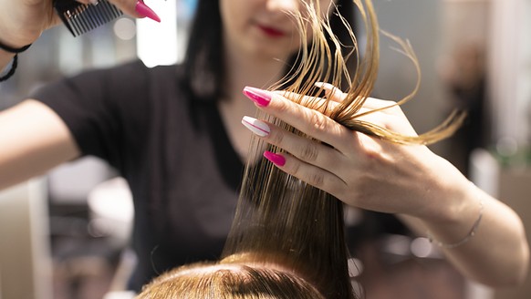 Nicht mehr erlaubt: der Besuch bei der Coiffeuse. Nun greifen Italienerinnen und Italiener zur Selbsthilfe. (Symbolbild)