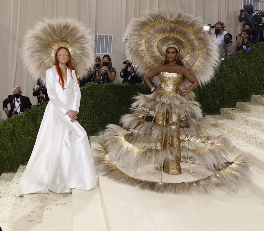 epa09466630 Harris Reed (L) and Iman pose on the red carpet for the 2021 Met Gala, the annual benefit for the Metropolitan Museum of Art&#039;s Costume Institute, in New York, New York, USA, 13 Septem ...