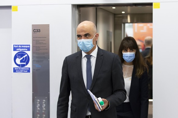 Bundesrat Alain Berset, vorne, und Rebecca Ruiz, Staatsraetin des Kantons Waadt, kommen aus einem Lift, vor einer Medienkonferenz zur aktuellen Situation um den Coronavirus, nach einem Besuch im Unive ...