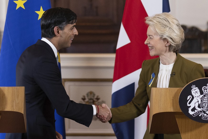 Britain&#039;s Prime Minister Rishi Sunak and EU Commission President Ursula von der Leyen, right, shake hands after a press conference at Windsor Guildhall, Windsor, England, Monday Feb. 27, 2023. Th ...