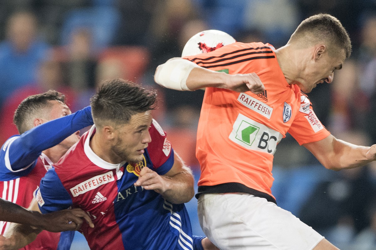 Basels Ricky van Wolfswinkel, links, im Kampf um den Ball gegen Lausannes Benjamin Kololli, rechts, im Fussball Meisterschaftsspiel der Super League zwischen dem FC Basel 1893 und dem FC Lausanne, im ...
