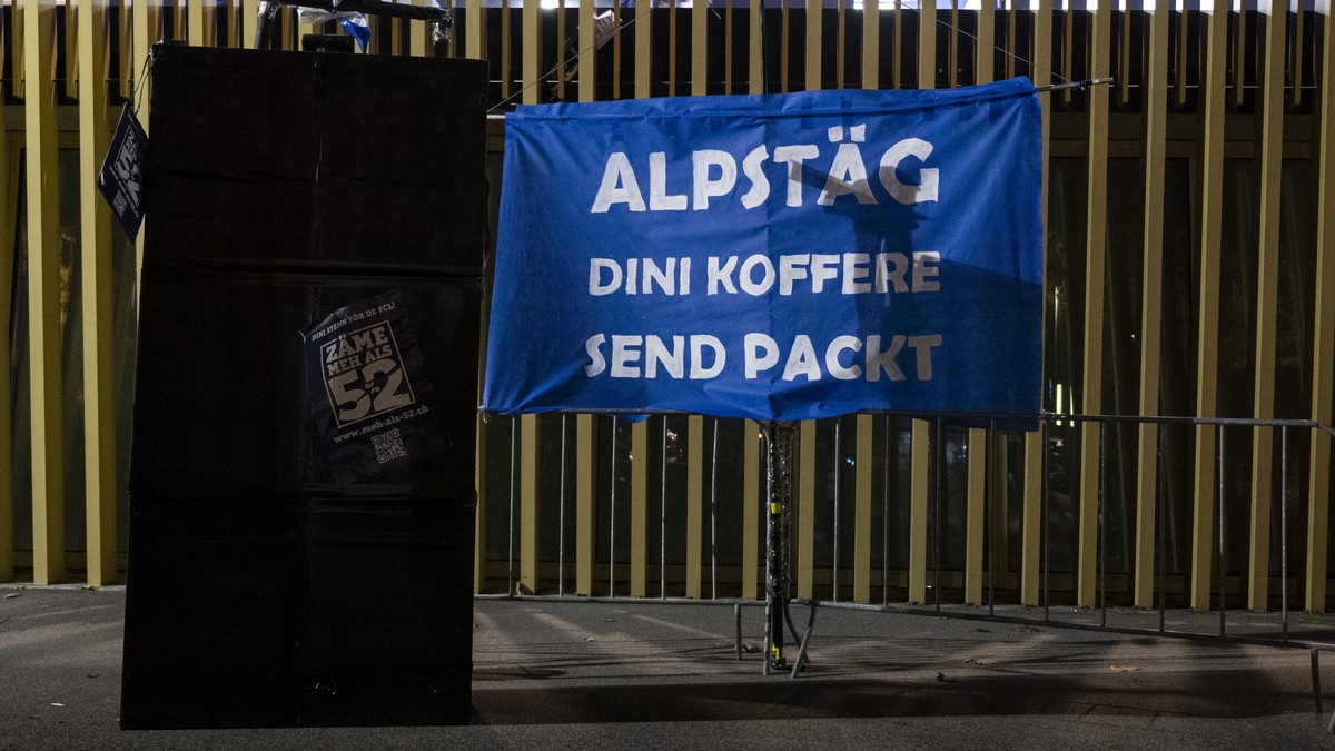Ein Plakat mit der Aufschrift "Alpstaeg, dini Koffere send packt" haengt vor dem Stadion an der ordentlichen Generalversammlung der FC Luzern-Innerschweiz AG in der swissportarena in Luzern, ...