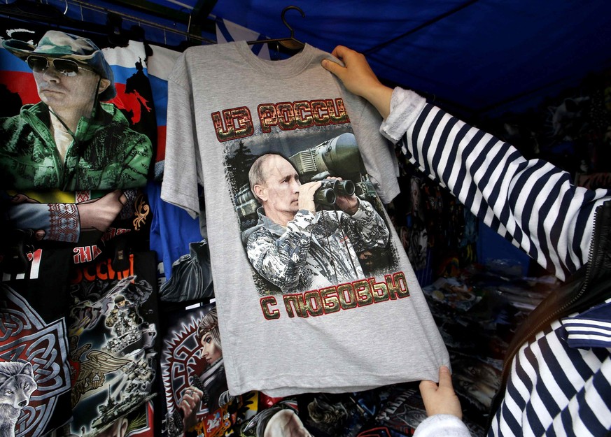 Der russische Präsident Vladimir Putin, abgedruckt auf T-Shirts an einem Marktstand in St. Petersburg.&nbsp;