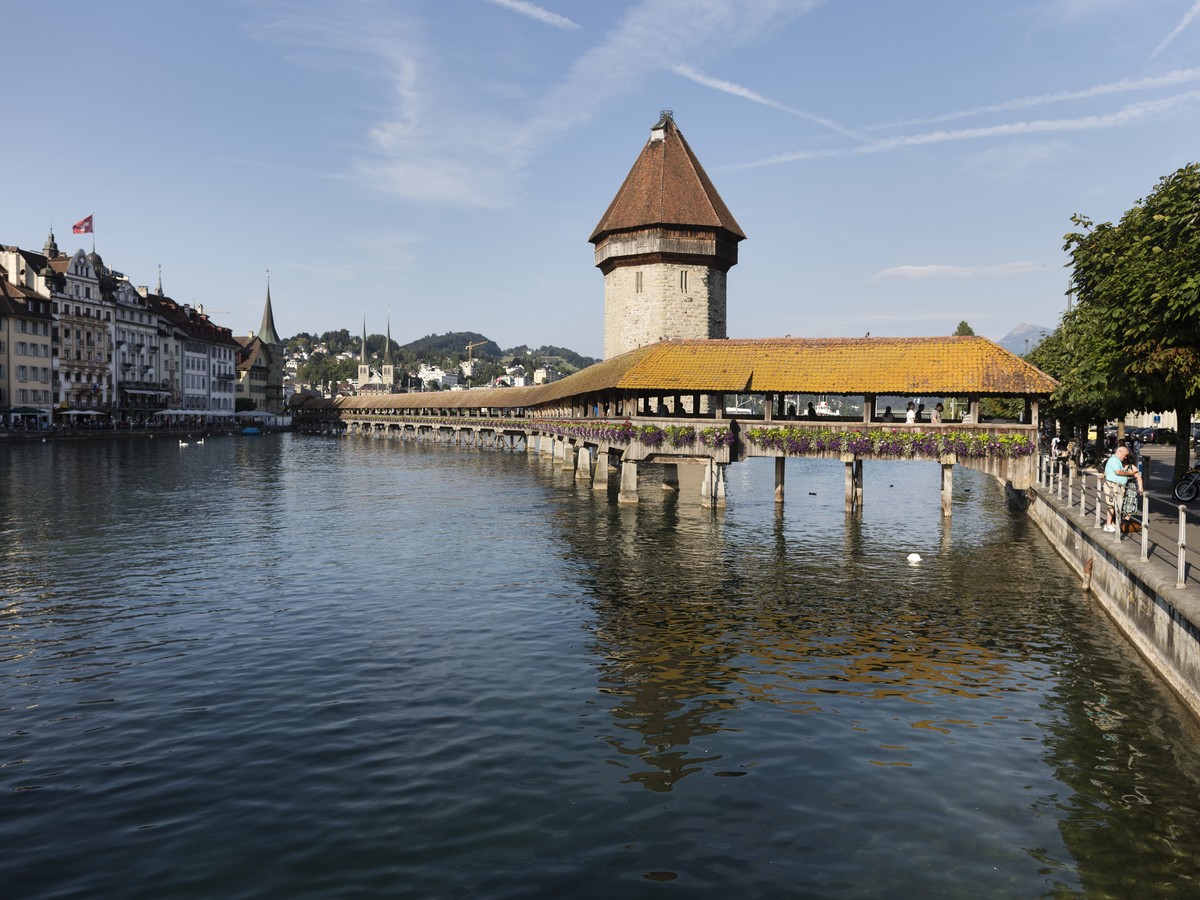 ARCHIV - ZUM KEYSTONE-SDA-TEXT - 30. JAHRESTAG DER EROEEFNUNG DER KAPELLBRUECKE NACH DEM BRAND IM JAHR 1993 - Die Kapellbruecke und der Wasserturm in Luzern, am 16. Juli 2015. (KEYSTONE/Gaetan Bally). ...