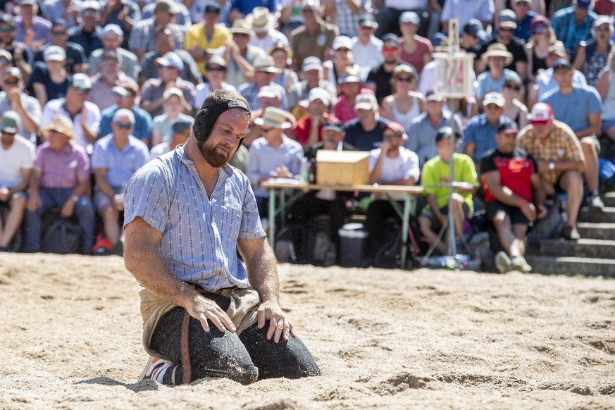 Matthias Aeschbacher im 5. Gang am traditionellen Bruenig Schwingfest auf dem Bruenig Pass vom Sonntag, 31. Juli 2022. (KEYSTONE/Urs Flueeler).