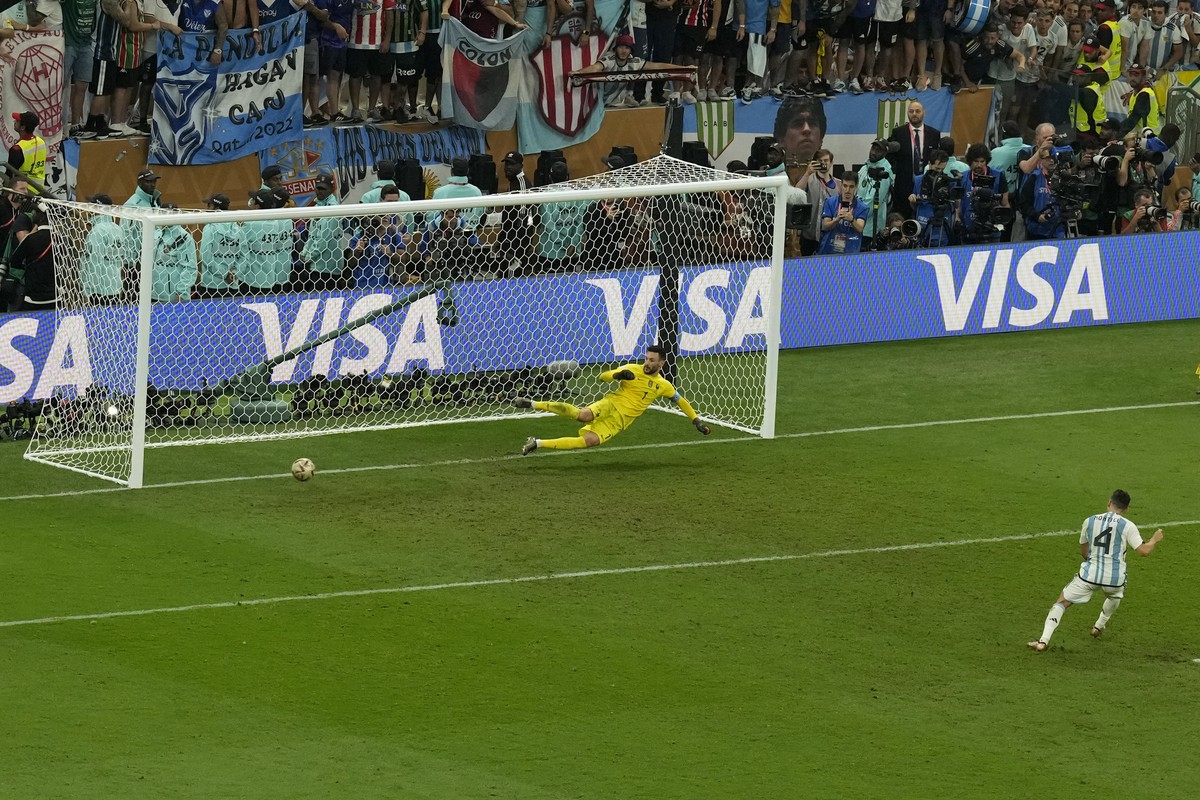 Argentina's Gonzalo Montiel, right, scores a penalty during a shootout to win the World Cup final soccer match against France at the Lusail Stadium in Lusail, Qatar, Sunday, Dec. 18, 2022. (AP Ph ...