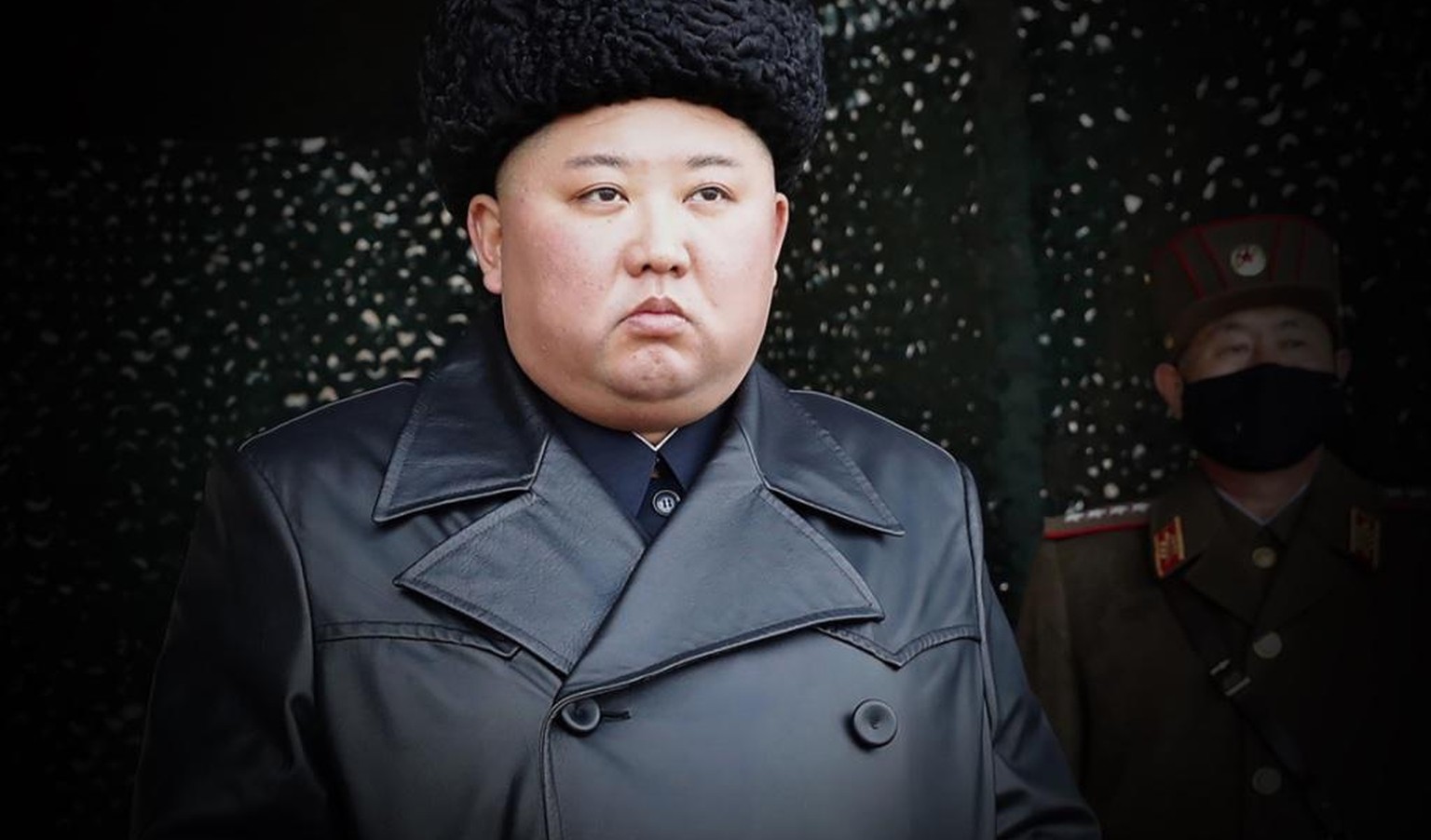 Könnte ihm sein ausufernder und ungesunder Lebensstil noch zum Verhängnis werden? Nordkoreas Machthaber Kim Jong Un (r.) ist nicht mit der allerbesten Genetik gesegnet.