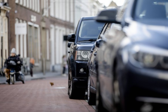 DEN BOSCH - A large car is partly parked outside a parking lot in the center of Den Bosch.  Cars become an average of half a centimeter wider every year.  ANP SEM VAN DER WAL out of the Netherlands - be...