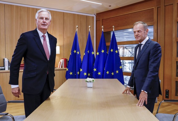 epa07096626 The European Union&#039;s chief Brexit negotiator Michel Barnier (L) and European Council President Donald Tusk (R) take their seats for a meeting in Brussels, Belgium, 16 October 2018. EP ...