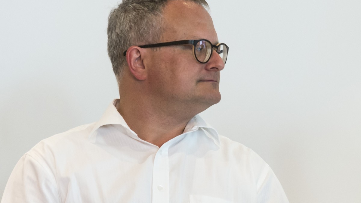 Christa Markwalder, BE, 1. Vize-Praesidentin des Nationalrates, rechts, diskutiert mit dem Publizisten Werner De Schepper, an der Generalversammlung der FDP Frauen Schweiz, am Samstag, 6. Juni 2015 in ...
