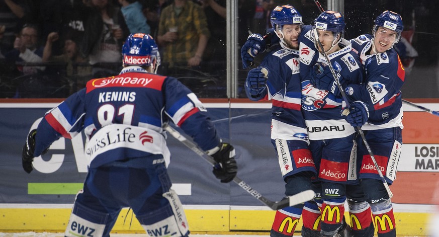 Die Zuercher jubeln zum 2:2 Tor im vierten Eishockey Playoff-Finalspiel der National League zwischen den ZSC Lions und dem HC Lugano am Mittwoch, 18. April 2018, im Zuercher Hallenstadion. (KEYSTONE/E ...