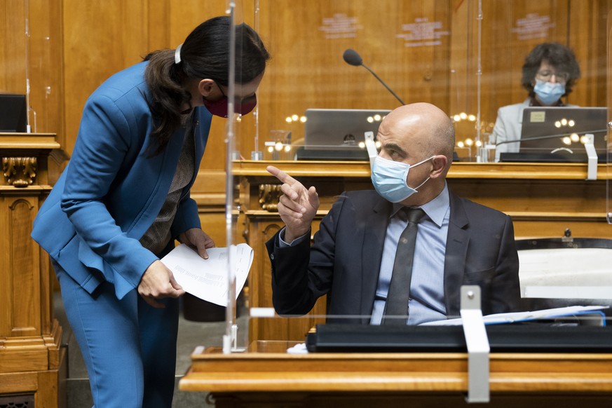 Bundesrat Alain Berset, rechts, diskutiert mit Monika Rueegger-Hurschler, SVP-OW, waehrend der Wintersession der Eidgenoessischen Raete, am Mittwoch, 8. Dezember 2021, im Nationalrat in Bern. (KEYSTON ...