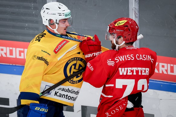 Gian-Marco Wetter (SCRJ), rechts und Nico Gross (HCD) geraten aneinander waehrend dem Meisterschaftsspiel der National League zwischen den SC Rapperswil Jona Lakers und dem HC Davos, am Dienstag, den  ...