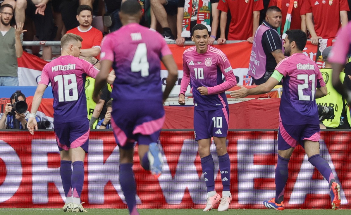 epa11423138 Jamal Musiala (C) of Germany is celebrated by teammates after scoring the 1-0 opening goal during the UEFA EURO 2024 Group A soccer match between Germany and Hungary, in Stuttgart, Germany ...
