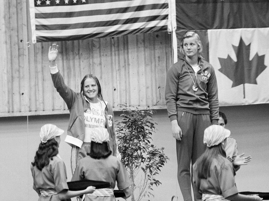 Schwimmen statt singen: Kornelia Enders (r.) bei der Siegerehrung 1976 in Montreal.