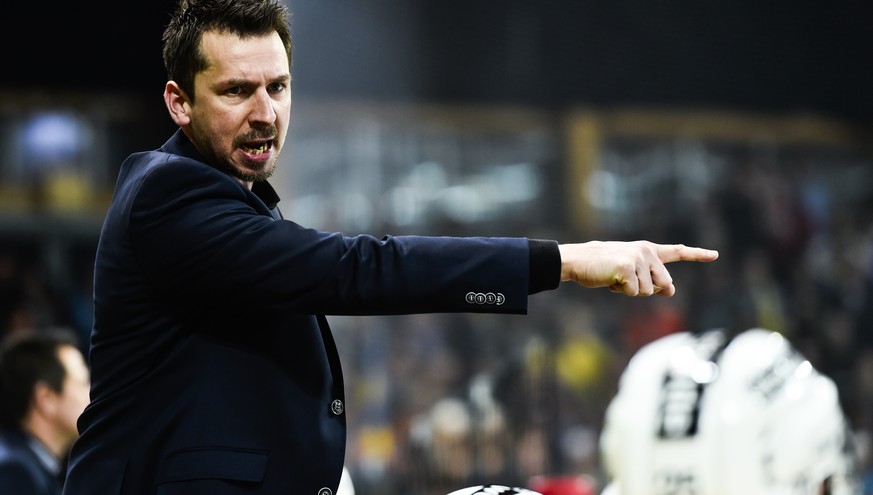 Trainer Lars Leuenberger von Bern, beim dritten Playoff-Halbfinalspiel der National League A zwischen dem HC Davos und dem SC Bern, am Dienstag, 22. Maerz 2016, in der Vaillant Arena in Davos. (KEYSTO ...