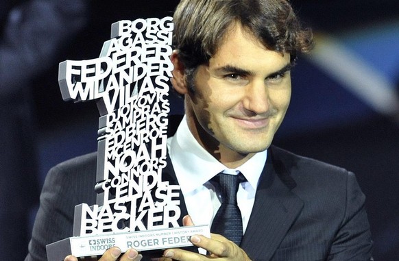 Roger Federer gets the &quot;Number One History Award&quot; at the Swiss Indoors tennis tournament at the St. Jakobshalle in Basel, Switzerland, Tuesday, November 1, 2011. (KEYSTONE/Georgios Kefalas)