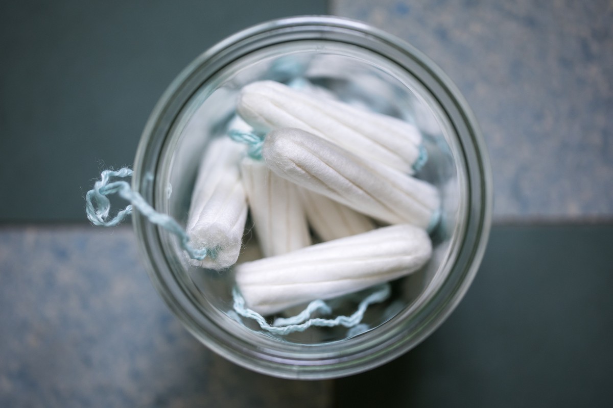Tampons in einem Glas, fotografiert am Donnerstag, 21. Februar 2019, in Zug. Der Bundesrat will den Mehrwertsteuersatz fuer Damenhygieneartikel senken. (KEYSTONE/Alexandra Wey)