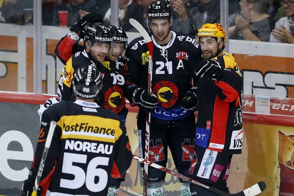 Berns Topscorer Mark Arcobello, rechts, jubelt nach seinem Tor zum 5-3 mit seinen Teamkollegen im Eishockey Meisterschaftsspiel der National League A zwischen dem SC Bern und dem EV Zug, am Freitag, 3 ...