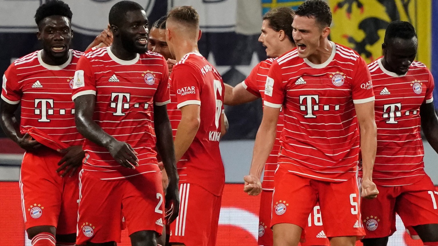 epa10099189 Bayern&#039;s Benjamin Pavard (2-R) celebrates with his teammates after scoring the 3-0 lead during the DFL Supercup 2022 soccer match between RB Leipzig and FC Bayern Muenchen in Leipzig, ...