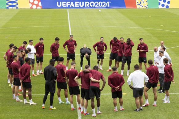 Switzerland&#039;s head coach Murat Yakin, right, talks to his players during training session at the &quot;Stadion auf der Waldau&quot; in Stuttgart, Germany, Saturday, June 22, 2024. Switzerland wil ...